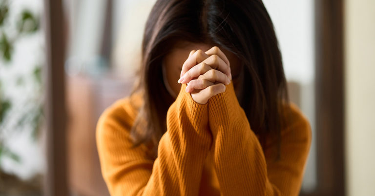 If a Friend is Going Through a Hard Time, 15+ Prayers to Send Them - Featured image