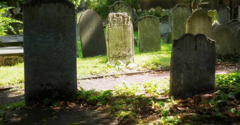Internet Tries to Discover The Secret Behind This Grave’s Unusual Design - Featured image