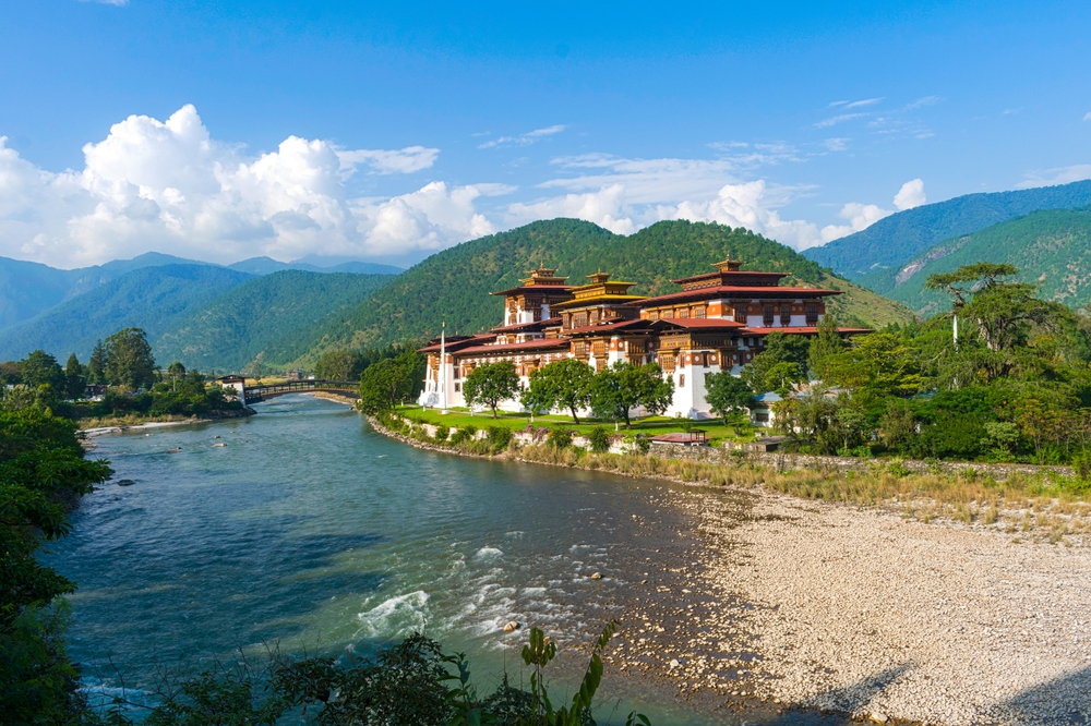 Punakha Dzong nestled in between the Mo Chhu and Pho Chhu rivers in a beautiful valley in Bhutan along the river.