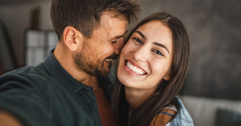 Happy Couples Hardly Ever Do These 8 Things - Featured image