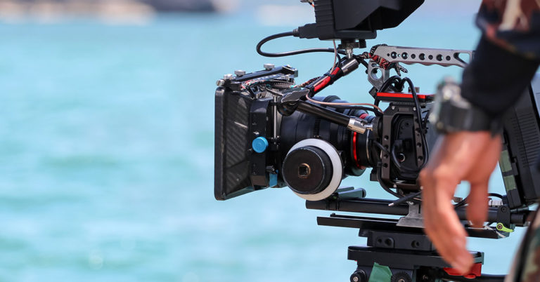 Fans Think ‘The Greatest Scene in History’ Has Aired as Man Watches His Partner With Another Man - Featured image