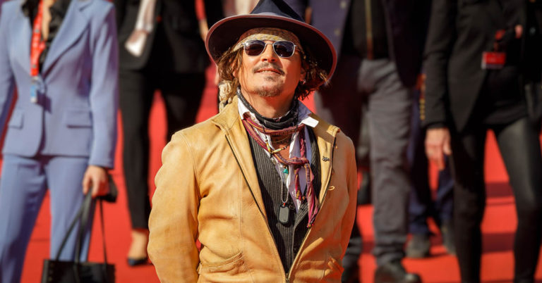 Johnny Depp Unveils New Smile Following ‘Rotting Teeth’ Pics That Stunned Fans - Featured image