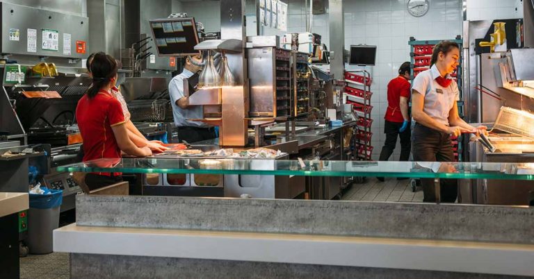 Customers Say the Best Burger Chain in the US Isn’t Five Guys or McDonald’s. Check Out the Top 20 - Featured image