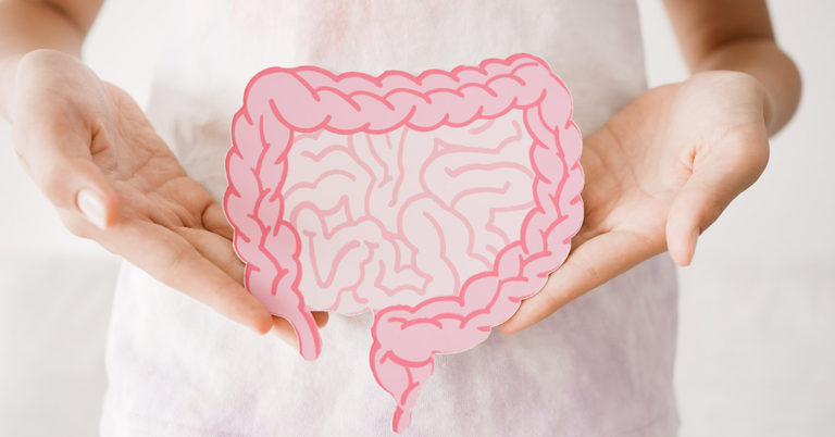 20-Year-Old Woman with Incurable Colorectal Cancer Shares Early Symptoms Often Overlooked - Featured image