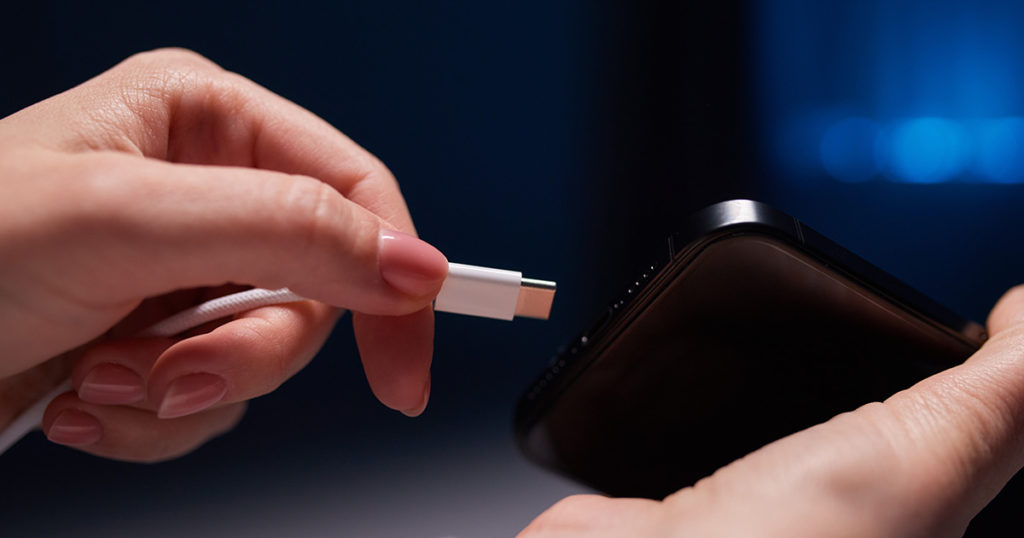 The Best Time to Charge Your Phone for Longer Battery Life - Featured image