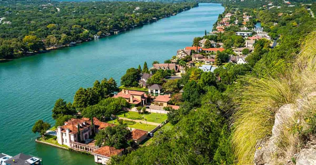  The Best Small Towns in America to Retire To, According to Data—See the Top 30 - Featured image