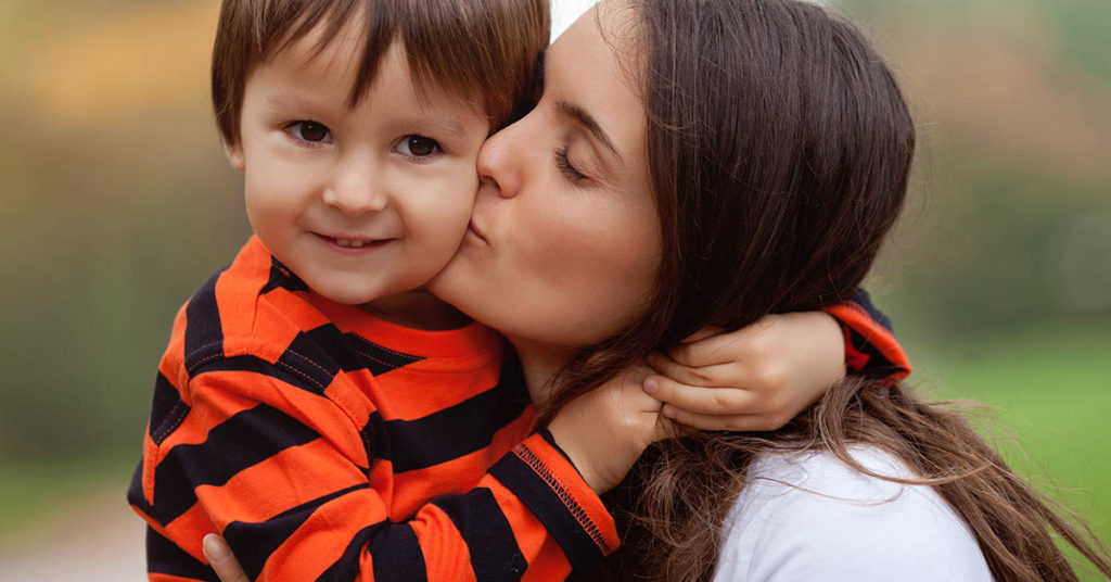 Alarming Photo Exposes the Risks of Strangers Kissing Your Child - Featured image