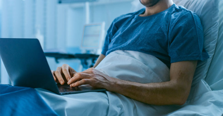 The Internet Pays Tribute to Teacher Who Spends Last Moments Grading Students in the Hospital - Featured image