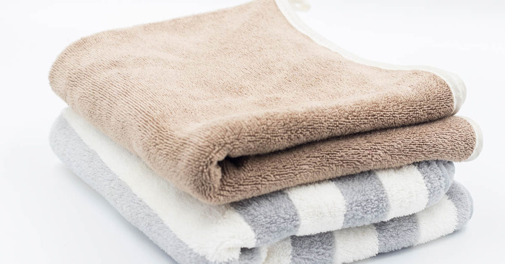 Here’s What The Lines On Bath Towels Actually Mean - Featured image