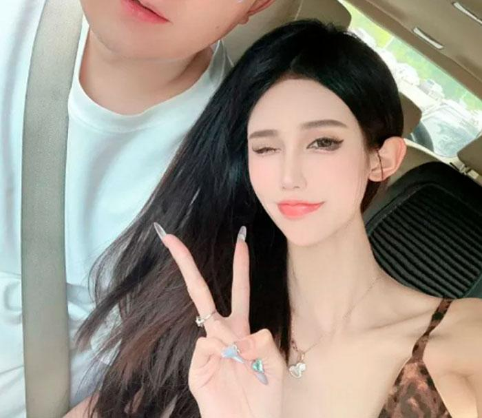 Why Do People Edit Their Heads So Small? Her Hand Is Literally Twice The Size