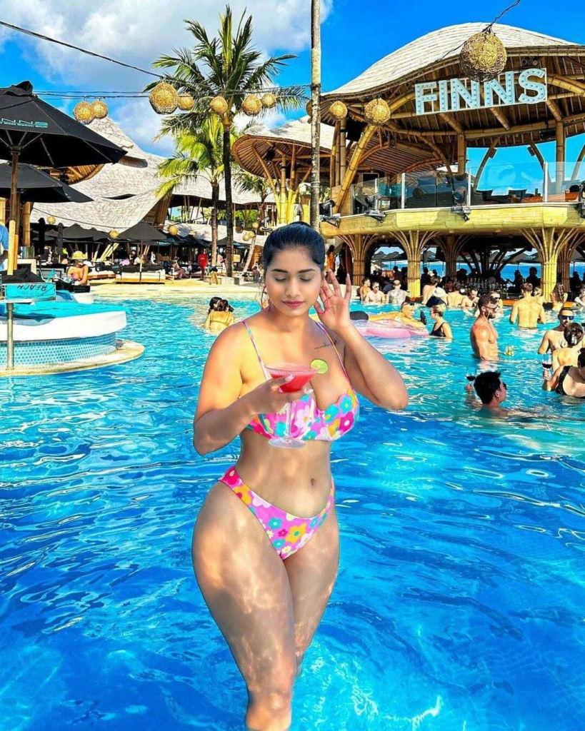 Travel-Fluencer Simply Photoshopped Herself Into The Location. 1m+ Followers