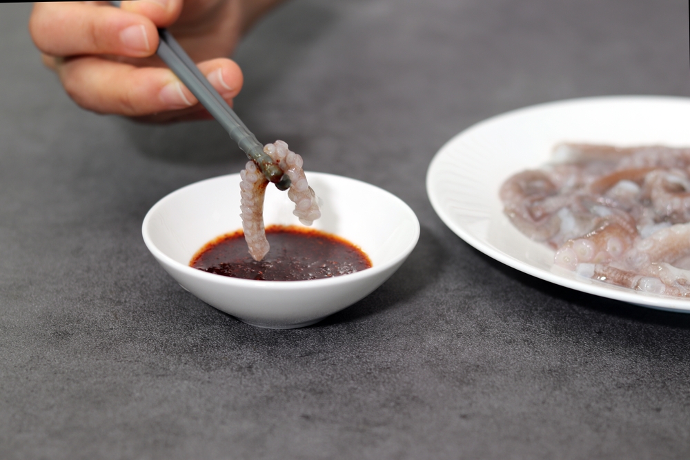 Eat fresh octopus sashimi. Fresh seafood and spicy sauce.