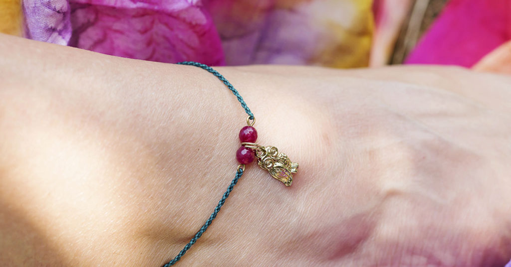 The Hidden Meaning Behind Wearing an Ankle Bracelet—Most People Have No Idea - Featured image