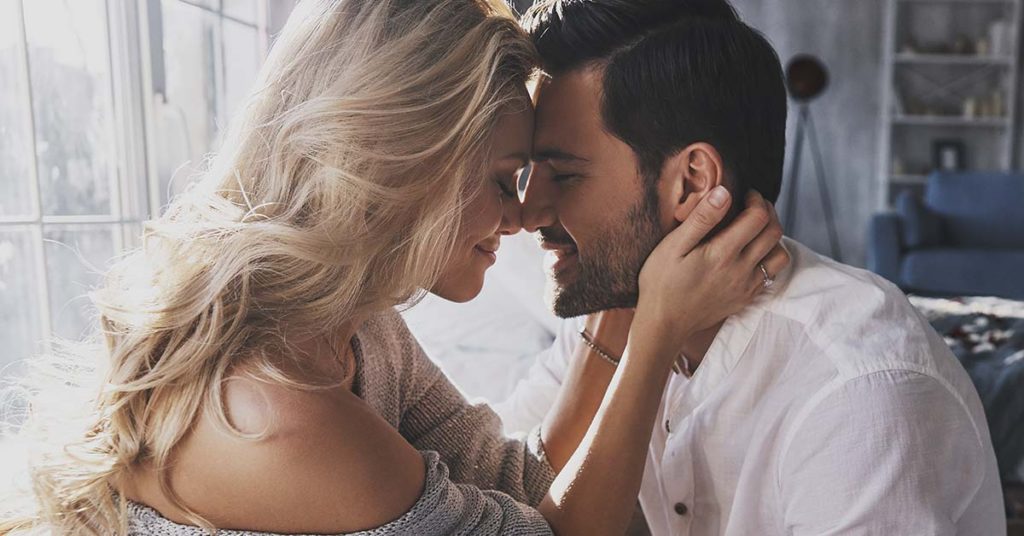 ‘Throning’ Is the New Dating Trend—And It’s Totally Confusing Us - Featured image