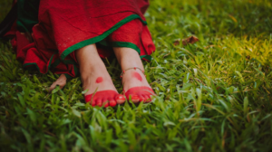 The Hidden Meaning Behind Wearing an Ankle Bracelet—Most People Have No