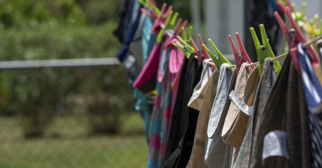 Why You Should (and Shouldn’t) Be Hanging Your Clothes Outside - Featured image