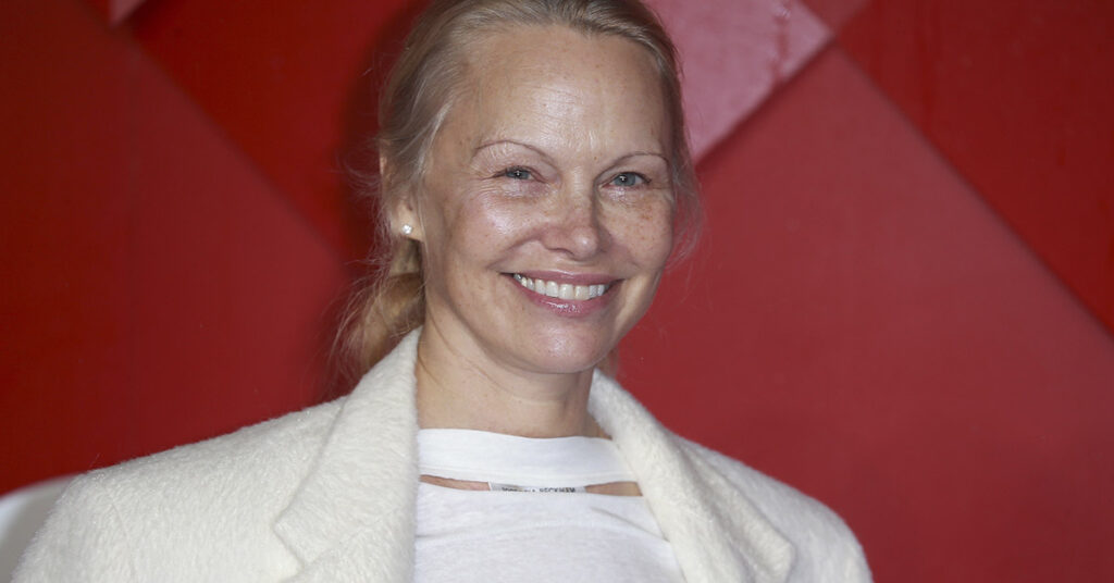 After Embracing a Natural Look, Pamela Anderson Wowed with Retro 90s Glam - Featured image