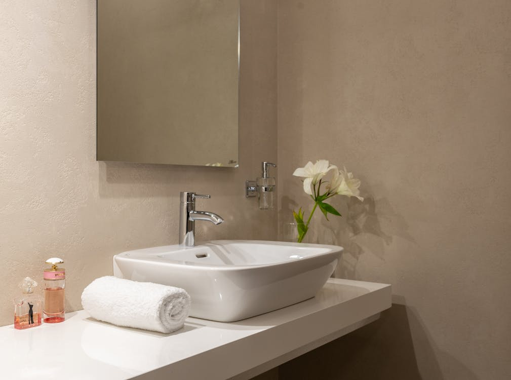 A common concern for solo travelers and safety-conscious guests is the presence of two-way mirrors