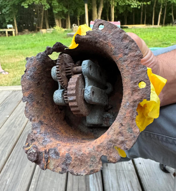 mysterious items: This is part of an old “ahooga” horn