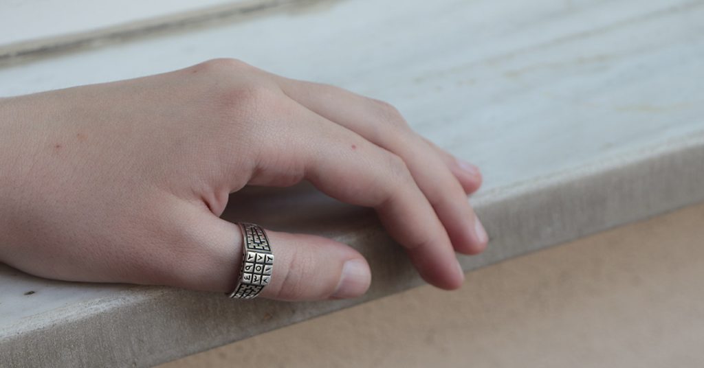 Thumb Rings and Their Surprising Meaning for Women and Men - Featured image