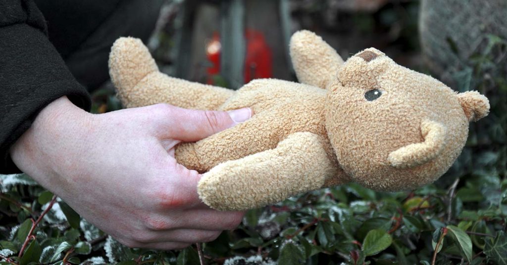 Five-Year-Old Daughter Found Dead Beside Mother After She Wakes - Featured image