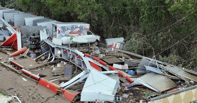 Hero Cop Breastfeeds Starving Baby After 2 Days Without Food in Hurricane Aftermath - Featured image