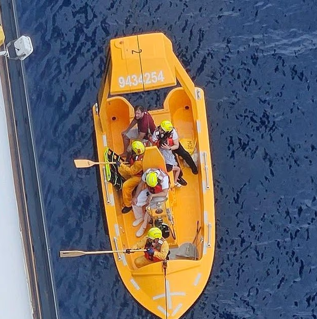 The father’s quick reaction, combined with the ship’s well-rehearsed safety protocols, prevented what could have been a devastating tragedy.