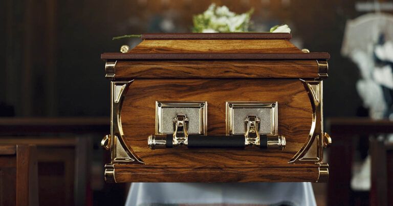 Never Toss These 4 Things During a Family Member’s Funeral - Featured image