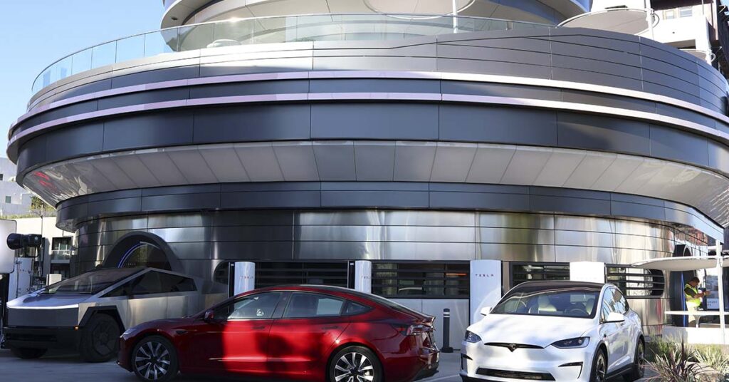 Inside Elon Musk’s New Hollywood Diner: Is It Worth the Hype? - Featured image