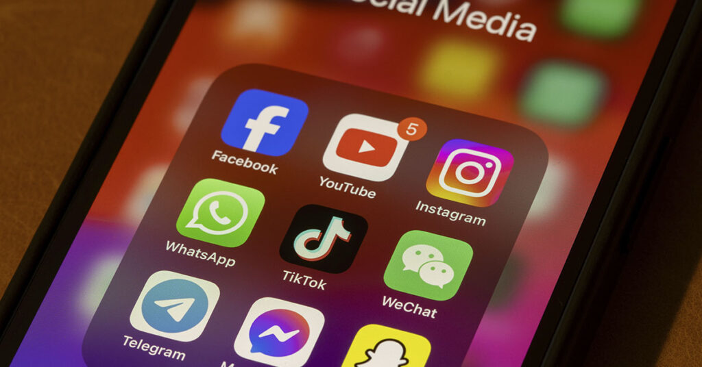 30+ Photos That Will Make You Think Twice About What You See on Social Media - Featured image