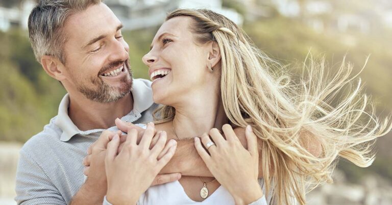 8 Habits of Happy Couples, According to Relationship Therapists - Featured image