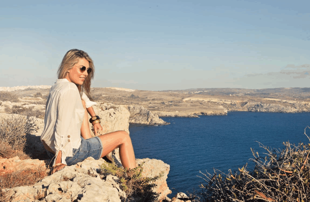 woman sitting on rocks what  men find attractive