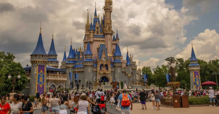 Couple with 22 Children in Court Over $70,000 Disney Vacation - Featured image