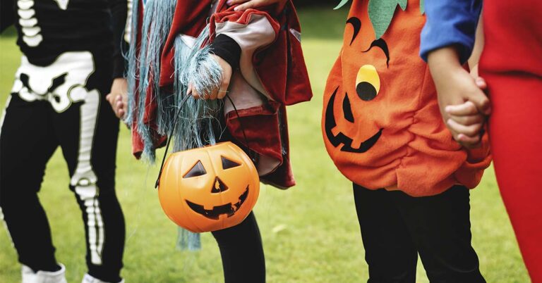 45 Halloween Costumes So Creative They Deserve an Award - Featured image