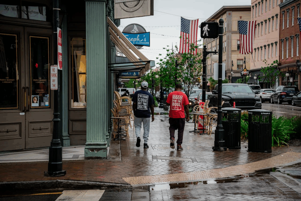 Caption: Savannah’s Historic District preserves cobblestone streets, shaded squares, and antebellum architecture that reflect its deep Southern heritage. Image Credit: Pexels