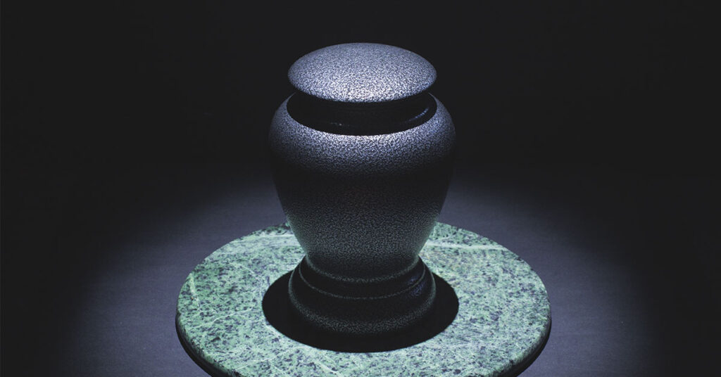 10 Items to Let Go and 5 to Keep After a Loved One Passes - Featured image