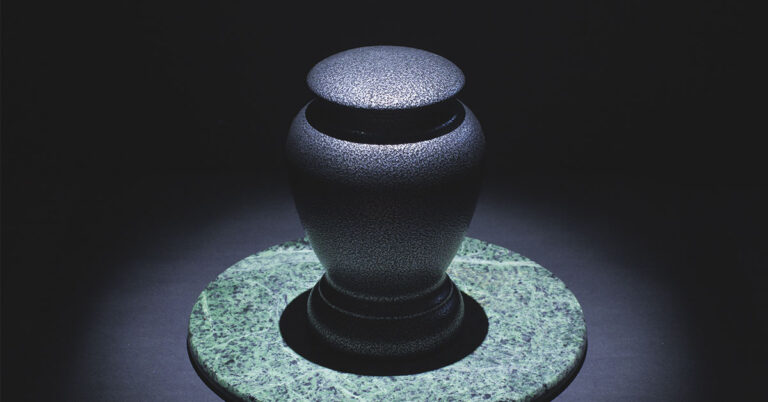 10 Items to Let Go and 5 to Keep After a Loved One Passes - Featured image