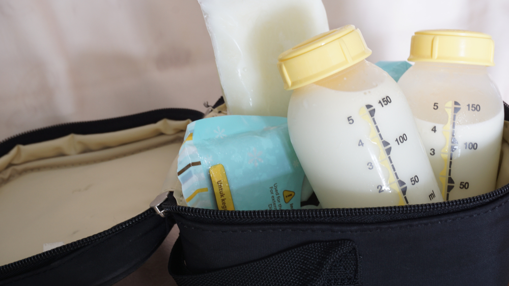 breastmilk in bottle and bpa free bag with ice cooler. Translation of the ice cooler" Use for the purpose of chilling breastmilk, for external use and not to be consumed"
