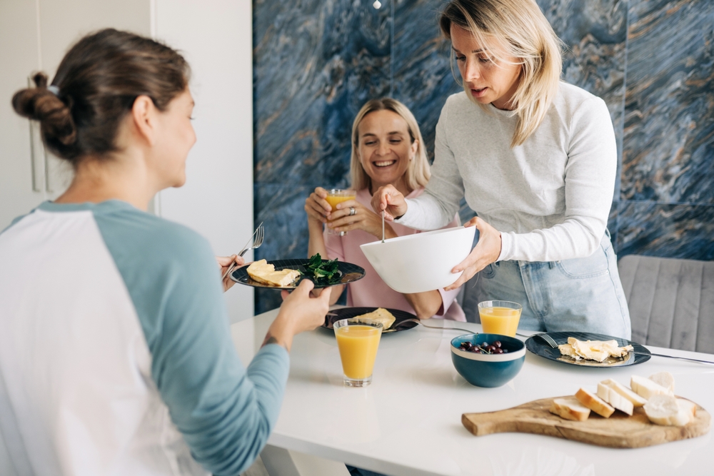 Friends are going to eat together. Women have breakfast and talk.	