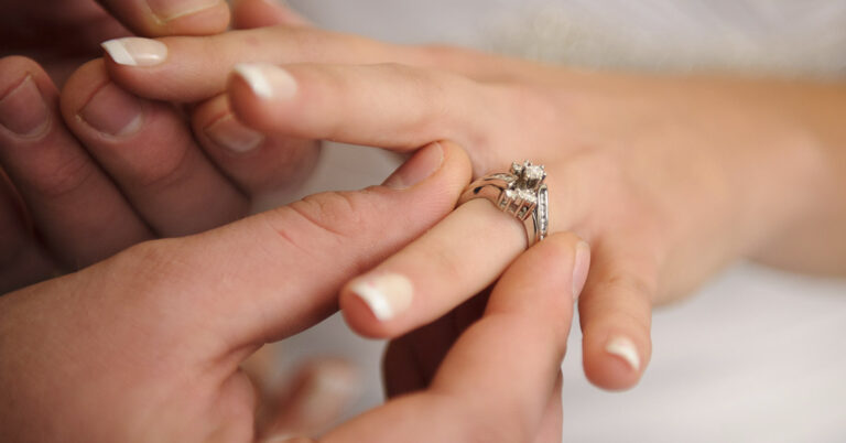 Only Eagle-Eyed Viewers Can Find the Wedding Ring at the Bar - Featured image