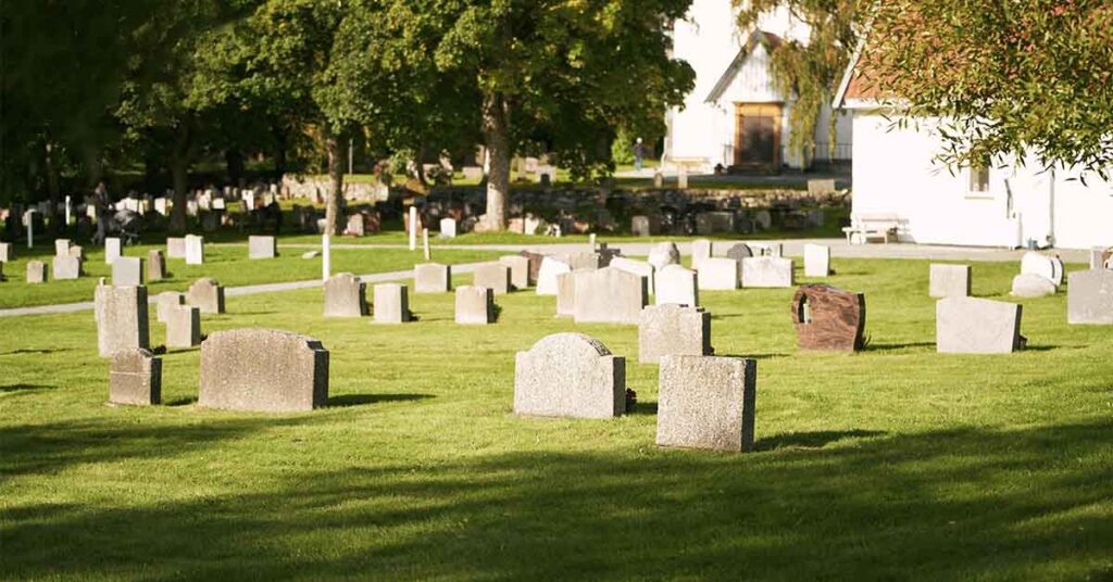 Family Gravestone Causes Uproar When Visitors Spot ‘Secret’ Message - Featured image