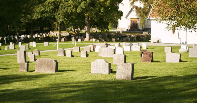Family Gravestone Causes Uproar When Visitors Spot ‘Secret’ Message - Featured image