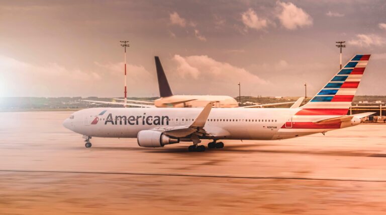 Pilot Stops Everything and Walks Off Plane to Help Pregnant Passenger, Crowd Stunned - Featured image