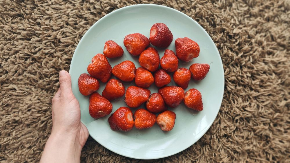 plate of strawberries without tiny white worms