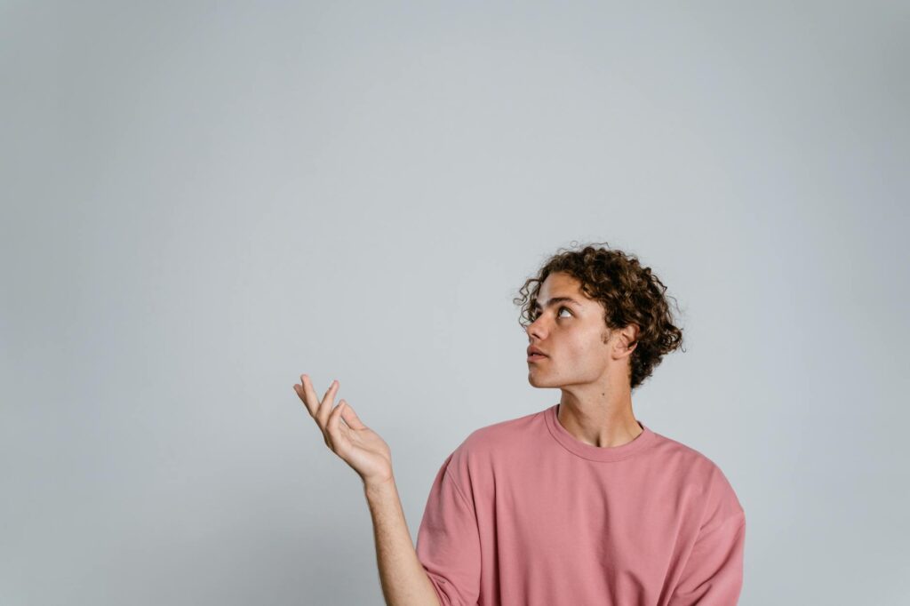 12 signs loneliness is affecting men in different ways than women - Featured image