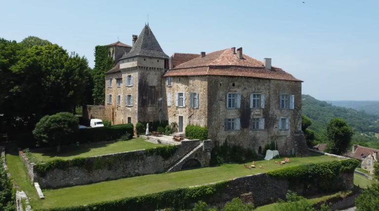 300 Women Bought a Chateau for $7,700 Each and Turned it Into an Adult Summer Camp - Featured image
