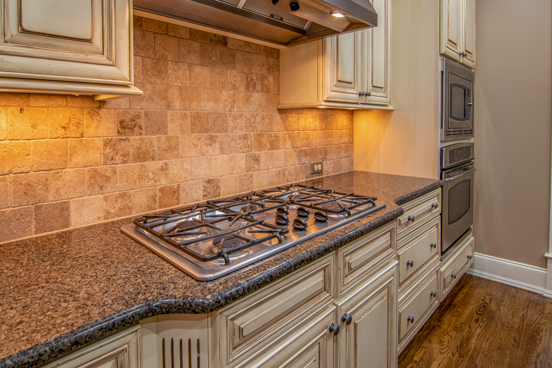 Cleaning Experts Share the Best Way to Clean a Greasy Kitchen Backsplash