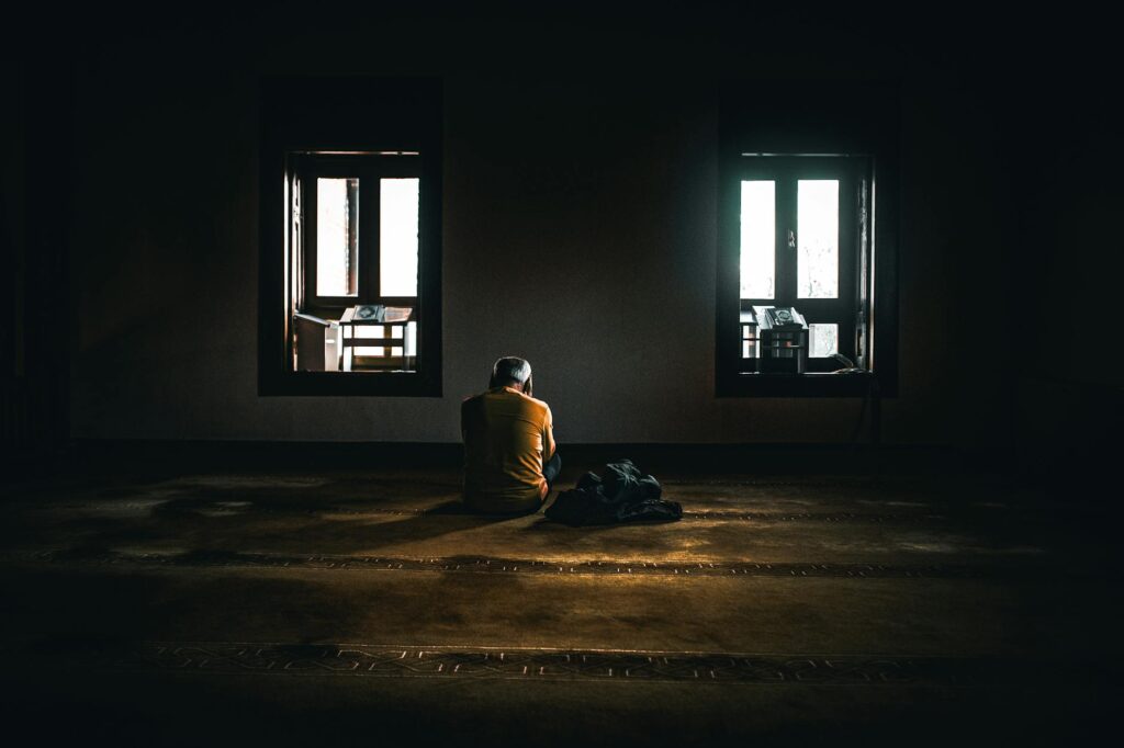 15 Habits That Slowly Make People Lose All Their Friends - Featured image