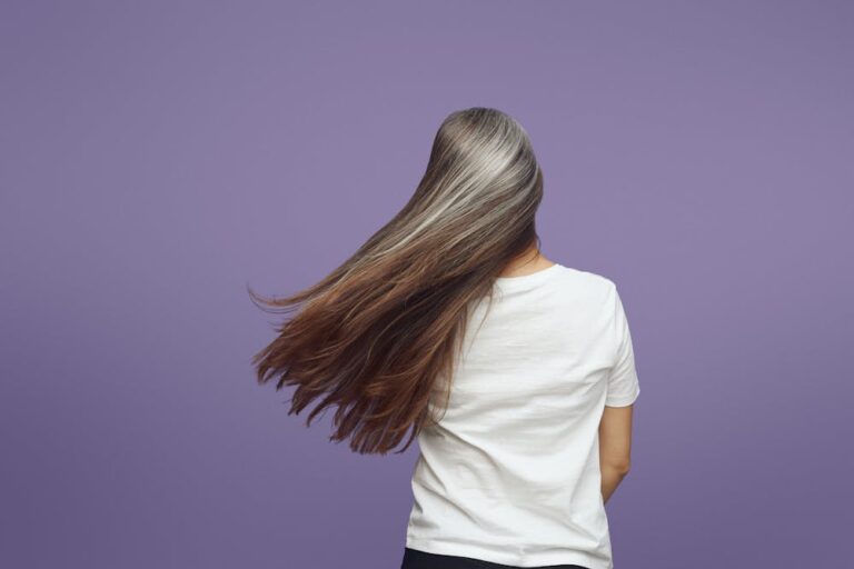7 Psychological Strengths of Women Who Keep Their Gray Hair - Featured image