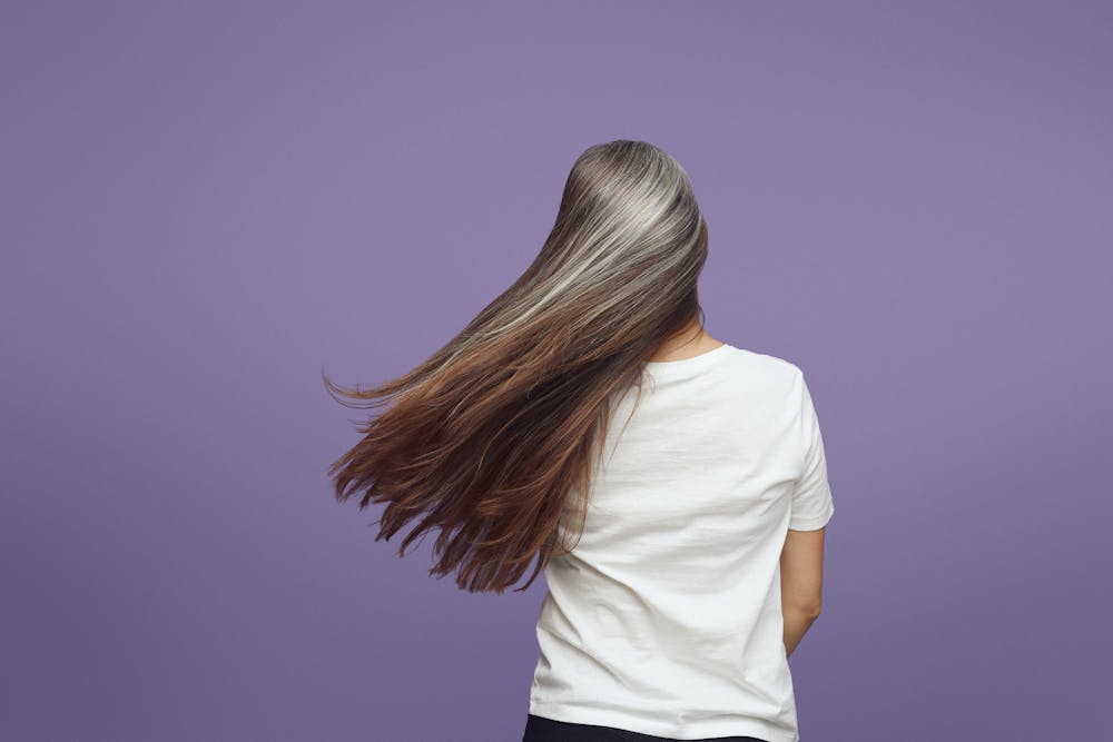 7 Psychological Strengths of Women Who Keep Their Gray Hair - Featured image